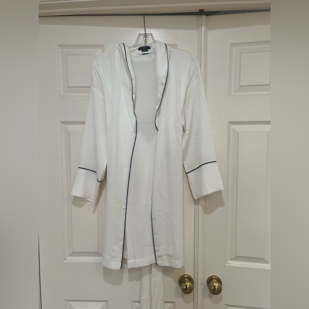 LWomen’s J Crew Easy-luxe eco White Robe. Size XXS